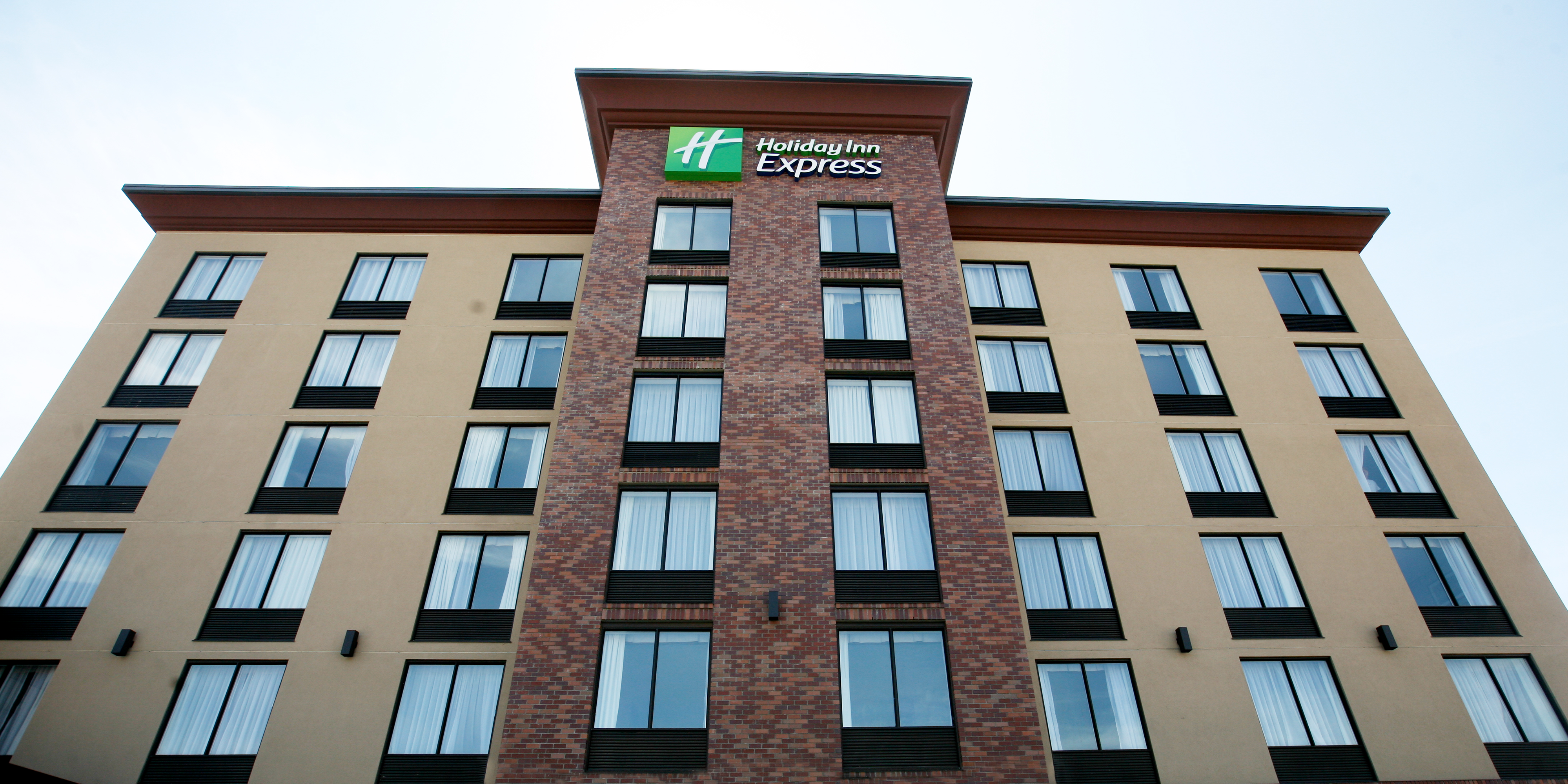 Front view of Holiday Inn Express hotel in Kelowna, BC.
