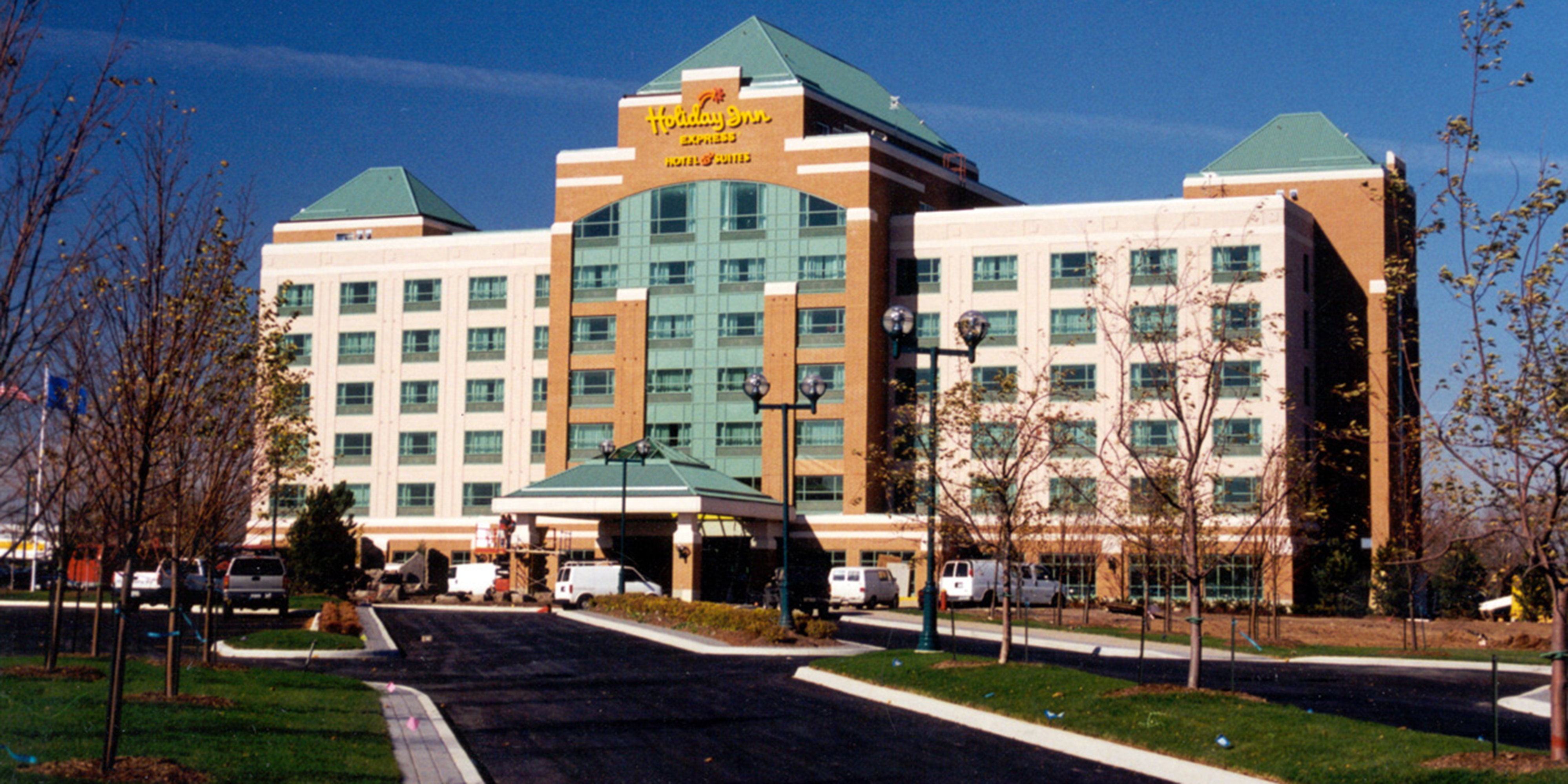 Exterior view of Holiday Inn Express hotel in Oakville, Ontario.